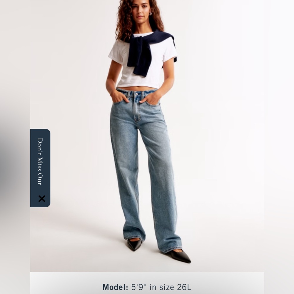 NWOT Abercrombie mid rise slouchy jean. Size 25 long.